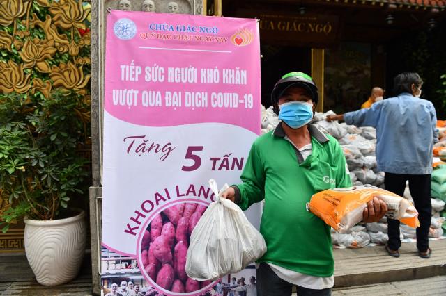 Hơn 1.000 người tham gia hiến máu nhân đạo vào 2 ngày cuối tuần tại chùa Giác Ngộ