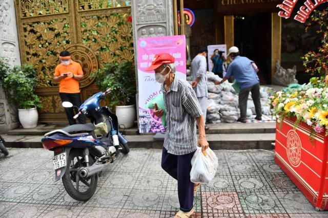Hơn 1.000 người tham gia hiến máu nhân đạo vào 2 ngày cuối tuần tại chùa Giác Ngộ
