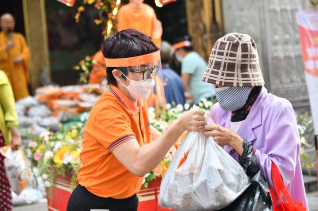 Hơn 1.000 người tham gia hiến máu nhân đạo vào 2 ngày cuối tuần tại chùa Giác Ngộ