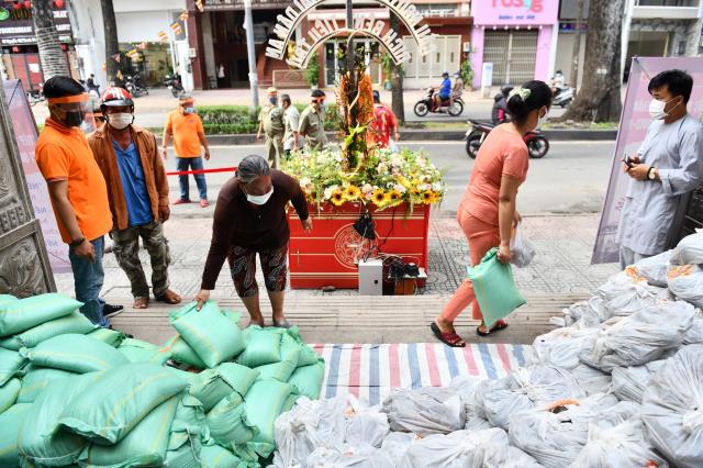 Hơn 1.000 người tham gia hiến máu nhân đạo vào 2 ngày cuối tuần tại chùa Giác Ngộ