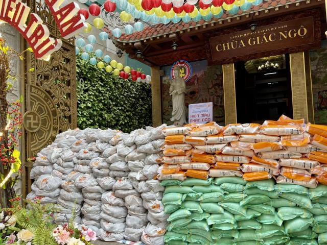 Hơn 1.000 người tham gia hiến máu nhân đạo vào 2 ngày cuối tuần tại chùa Giác Ngộ