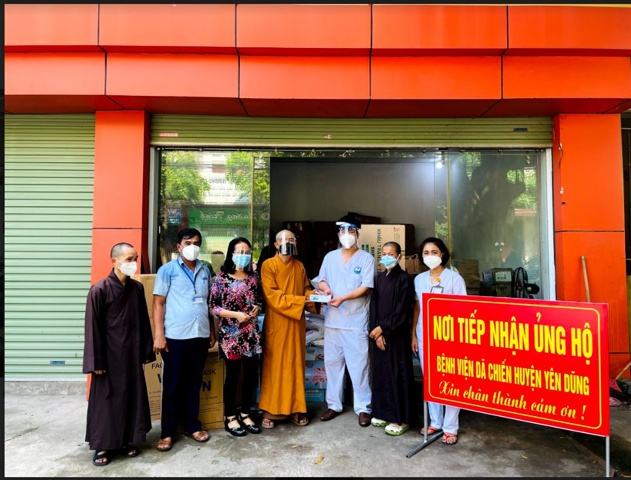 Bắc Giang: Ban Thông Tin Truyền Thông Phật Giáo tỉnh Vĩnh Phúc trao tặng quà cứu trợ cho các tuyến đầu chống dịch tại tỉnh Bắc Giang