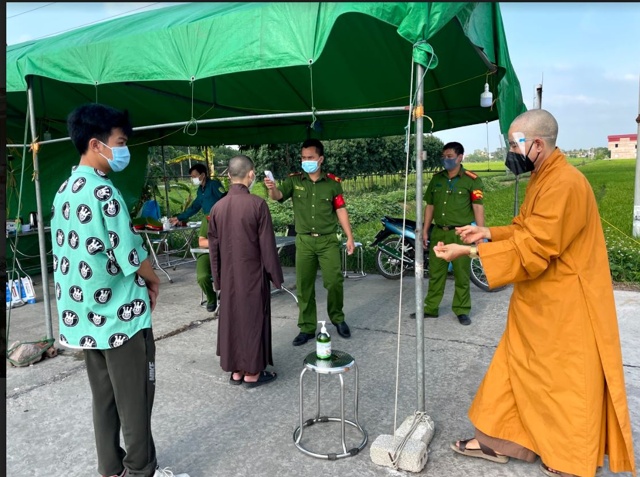 Bắc Giang: Ban Thông Tin Truyền Thông Phật Giáo tỉnh Vĩnh Phúc trao tặng quà cứu trợ cho các tuyến đầu chống dịch tại tỉnh Bắc Giang