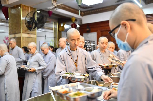 Khóa tu Xuất Gia Gieo Duyên: Giờ học oai nghi của người xuất gia và dược thực chiều