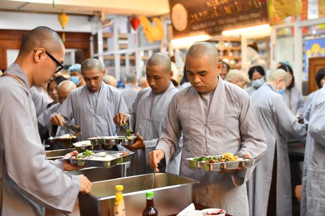 Khóa tu Xuất Gia Gieo Duyên: Giờ học oai nghi của người xuất gia và dược thực chiều
