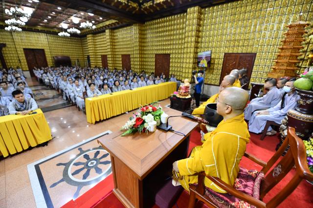 Khóa tu Ngày An Lạc: Khổ đau tan biến qua từng trang Kinh