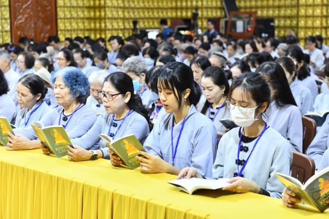 Khóa tu Ngày An Lạc: Đọc Kinh là thắp lên ngọn đuốc “trí tuệ”, giúp vượt qua đoạn đường “vô minh”