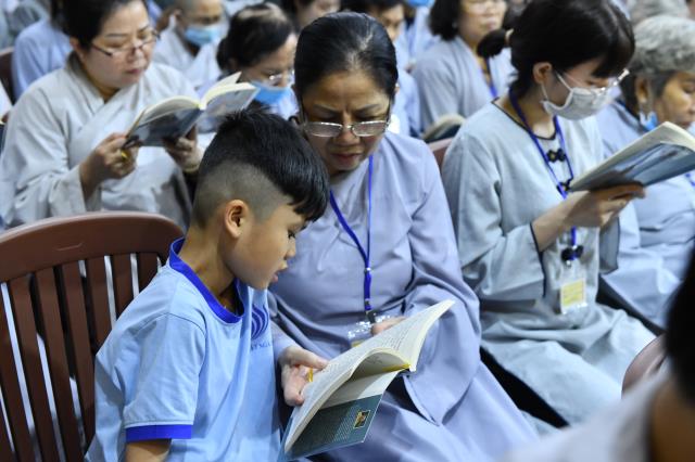 Khóa tu Ngày An Lạc: Đọc Kinh là thắp lên ngọn đuốc “trí tuệ”, giúp vượt qua đoạn đường “vô minh”