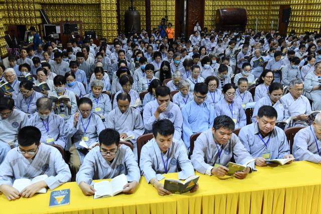 Khóa tu Ngày An Lạc: Đọc Kinh là thắp lên ngọn đuốc “trí tuệ”, giúp vượt qua đoạn đường “vô minh”