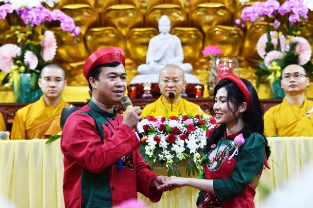Thắt tình vợ chồng - kết nghĩa phu thê tại điện Phật chùa Giác Ngộ