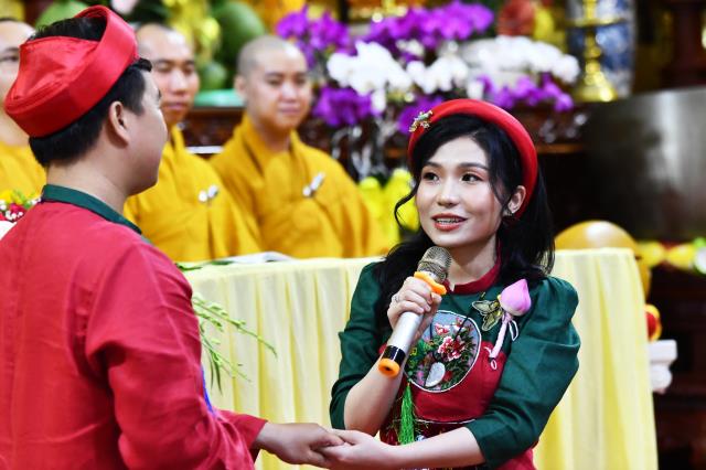 Thắt tình vợ chồng - kết nghĩa phu thê tại điện Phật chùa Giác Ngộ
