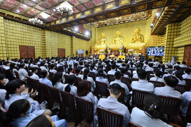 Khóa tu Ngày An Lạc: Đọc Kinh là thắp lên ngọn đuốc “trí tuệ”, giúp vượt qua đoạn đường “vô minh”