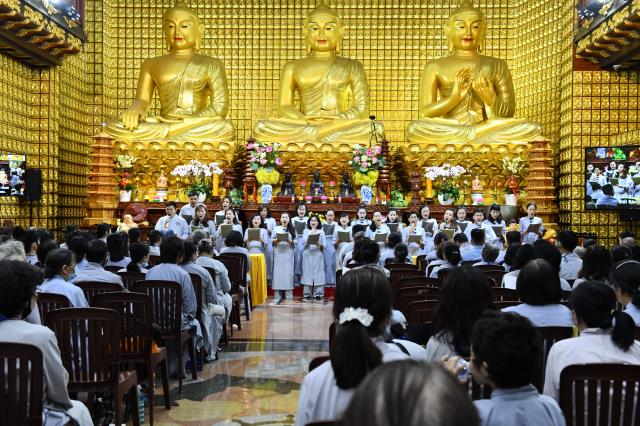 Khóa tu Ngày An Lạc: Đọc Kinh là thắp lên ngọn đuốc “trí tuệ”, giúp vượt qua đoạn đường “vô minh”
