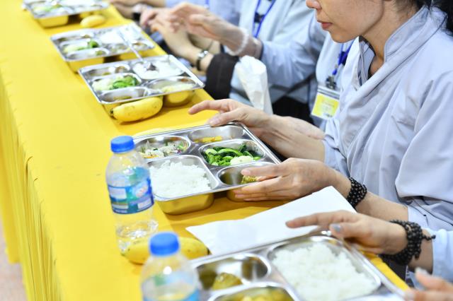 Khóa tu Ngày An Lạc: Đọc Kinh là thắp lên ngọn đuốc “trí tuệ”, giúp vượt qua đoạn đường “vô minh”