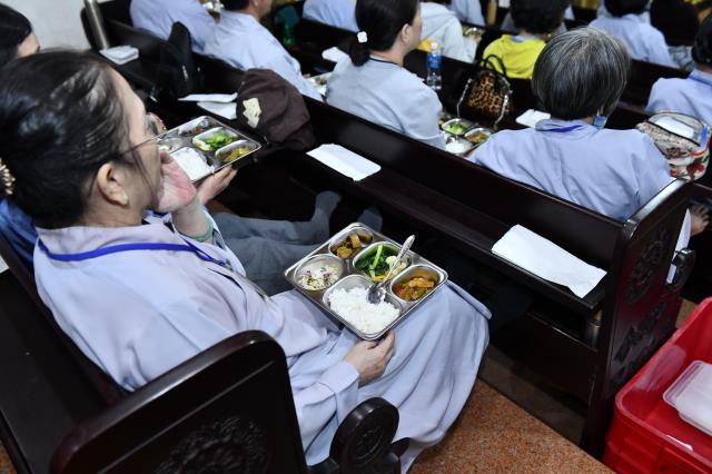 Khóa tu Ngày An Lạc: Đọc Kinh là thắp lên ngọn đuốc “trí tuệ”, giúp vượt qua đoạn đường “vô minh”