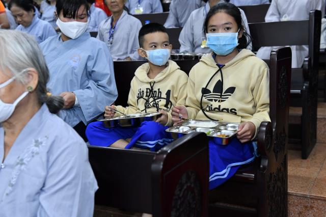 Khóa tu Ngày An Lạc: Đọc Kinh là thắp lên ngọn đuốc “trí tuệ”, giúp vượt qua đoạn đường “vô minh”