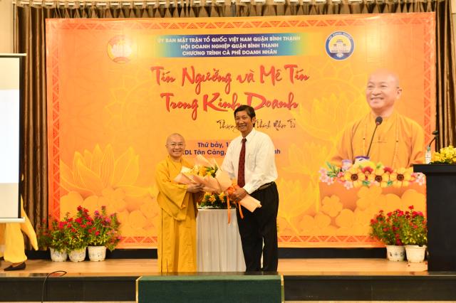 TT. Nhật Từ thuyết giảng về “Mê tín trong kinh doanh” trong chương trình Cà Phê Doanh Nhân của Quận Bình Thạnh