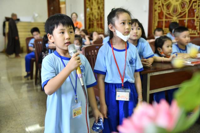 Khóa tu Thiếu nhi: Trẻ em là búp sen non/ Ngày ngày đi chùa, vẹn tròn hương thơm