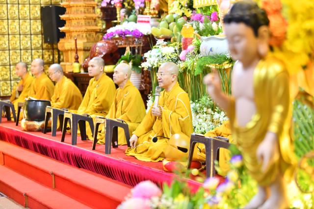 Trang nghiêm Lễ tắm Phật online ngày Rằm tháng Tư