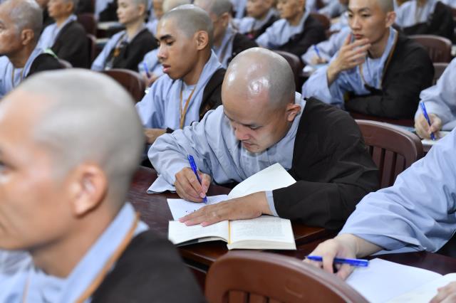 Bài giảng đầu tiên trong khóa tu Xuất Gia Gieo Duyên lần 8