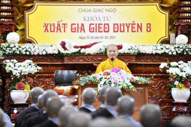 Bài giảng đầu tiên trong khóa tu Xuất Gia Gieo Duyên lần 8