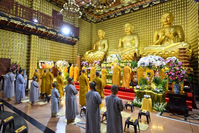 Trang nghiêm Lễ tắm Phật online ngày Rằm tháng Tư
