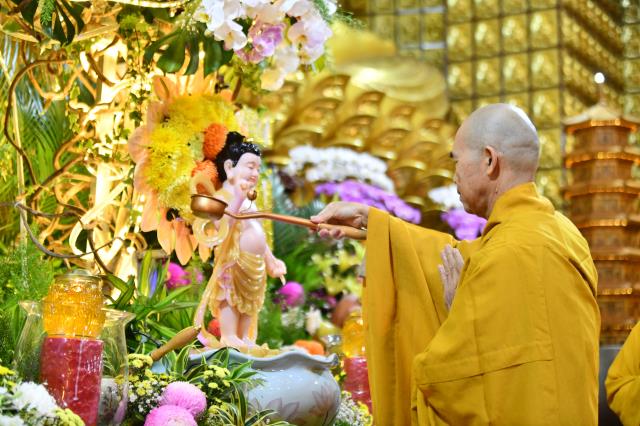 Trang nghiêm Lễ tắm Phật online ngày Rằm tháng Tư