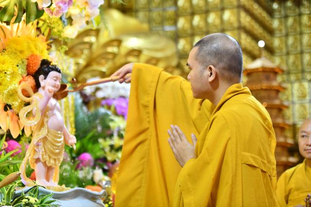 Trang nghiêm Lễ tắm Phật online ngày Rằm tháng Tư