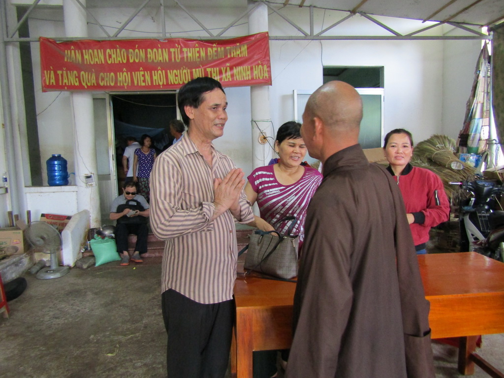 Tịnh thất Sông Cầu tặng quà từ thiện