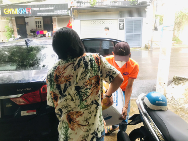 Định nghĩa lại yêu thương qua hình ảnh gần 1.200 phần thuốc được chùa Giác Ngộ tặng các F0