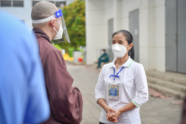 Trung ương Giáo hội đến thăm và động viên Tăng Ni, Phật tử đang phục vụ tại các bệnh viện dã chiến tại TP.HCM và Long An