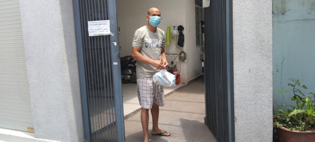 Định nghĩa lại yêu thương qua hình ảnh gần 1.200 phần thuốc được chùa Giác Ngộ tặng các F0