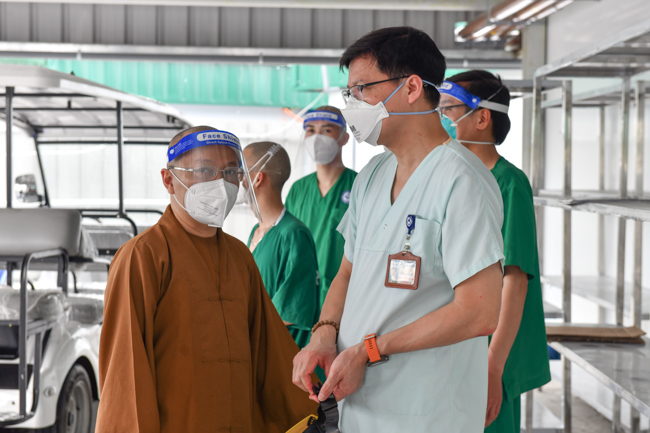 Trung ương Giáo hội đến thăm và động viên Tăng Ni, Phật tử đang phục vụ tại các bệnh viện dã chiến tại TP.HCM và Long An