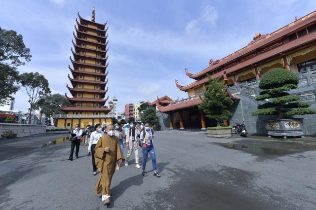 Thêm 50 tình nguyện viên Phật giáo tham dự lễ xuất hành hỗ trợ chống dịch tại Bệnh viện Hồi sức Covid-19