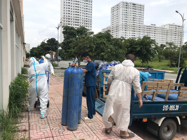 Cứu thêm gần 200 người từ những bình oxy miễn phí do chùa Giác Ngộ hỗ trợ