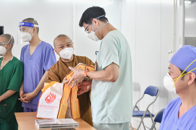 Trung ương Giáo hội đến thăm và động viên Tăng Ni, Phật tử đang phục vụ tại các bệnh viện dã chiến tại TP.HCM và Long An