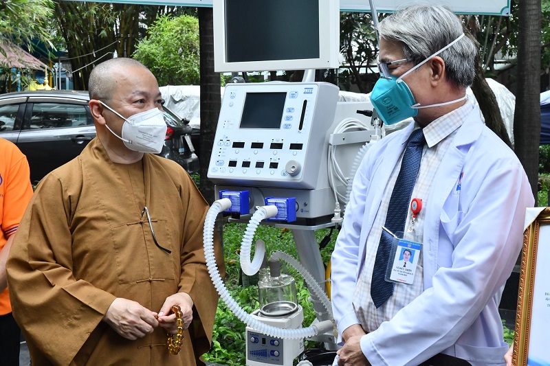Chùa Giác Ngộ trao tặng máy thở xâm lấn, máy oxy đến Bệnh viện dã chiến số 3 và Bệnh viện Nguyễn Tri Phương