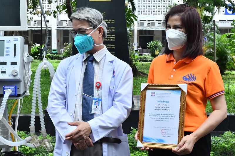 Chùa Giác Ngộ trao tặng máy thở xâm lấn, máy oxy đến Bệnh viện dã chiến số 3 và Bệnh viện Nguyễn Tri Phương