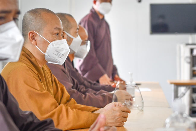 Trung ương Giáo hội đến thăm và động viên Tăng Ni, Phật tử đang phục vụ tại các bệnh viện dã chiến tại TP.HCM và Long An