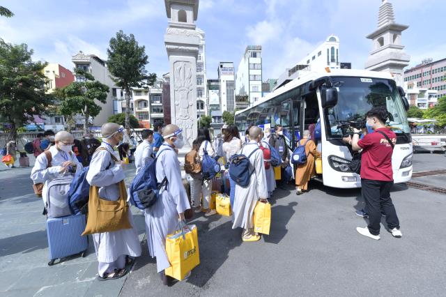 Thêm 50 tình nguyện viên Phật giáo tham dự lễ xuất hành hỗ trợ chống dịch tại Bệnh viện Hồi sức Covid-19