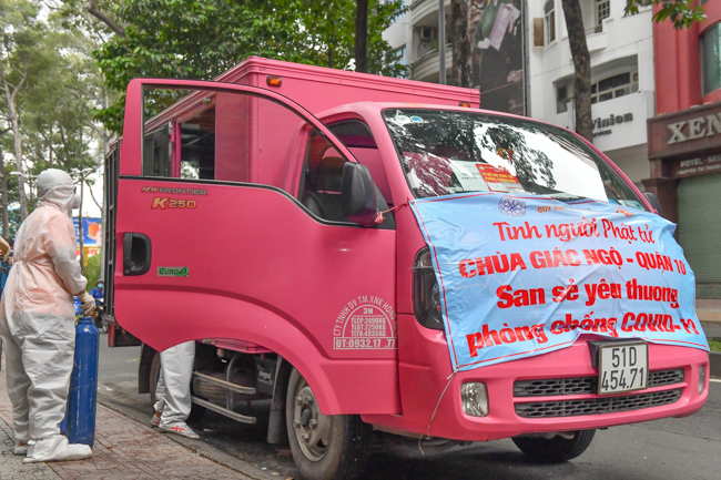 Cứu thêm gần 200 người từ những bình oxy miễn phí do chùa Giác Ngộ hỗ trợ