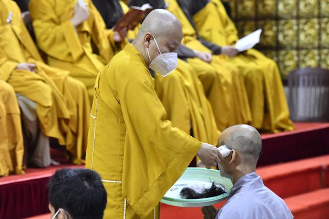Cạo bỏ tóc đời, 2 thiện nam xuất gia tại chùa Giác Ngộ