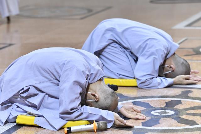 Cạo bỏ tóc đời, 2 thiện nam xuất gia tại chùa Giác Ngộ