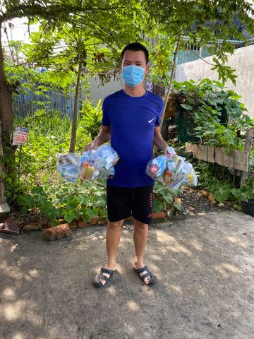 Định nghĩa lại yêu thương qua hình ảnh gần 1.200 phần thuốc được chùa Giác Ngộ tặng các F0