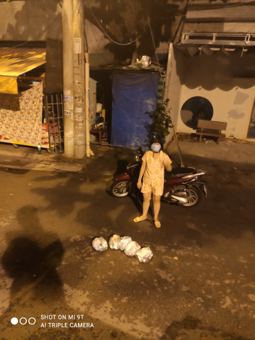 Định nghĩa lại yêu thương qua hình ảnh gần 1.200 phần thuốc được chùa Giác Ngộ tặng các F0