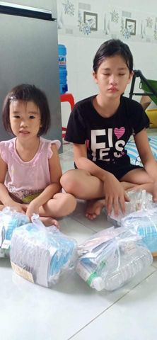 Định nghĩa lại yêu thương qua hình ảnh gần 1.200 phần thuốc được chùa Giác Ngộ tặng các F0