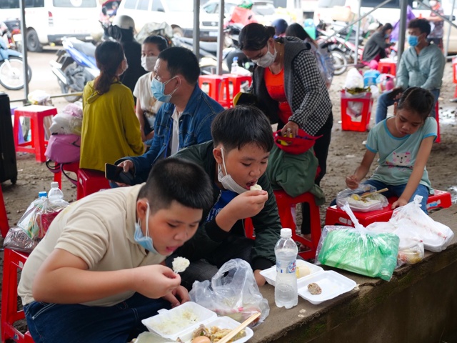 Lan tỏa bao việc thiện khi hàng chục nghìn suất ăn 0 đồng được gửi đến người dân “hành hương” tránh dịch