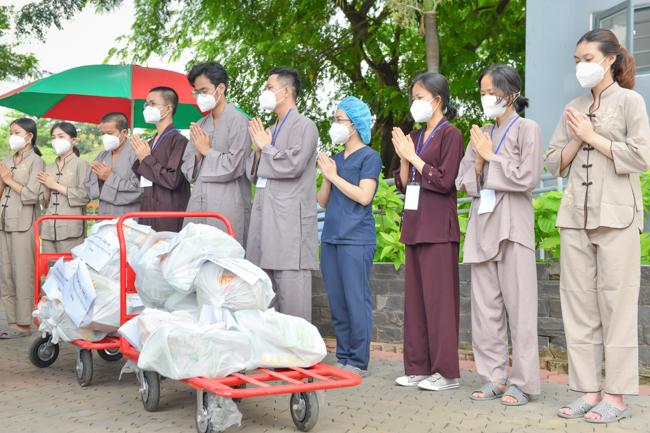 Trung ương Giáo hội đến thăm và động viên Tăng Ni, Phật tử đang phục vụ tại các bệnh viện dã chiến tại TP.HCM và Long An