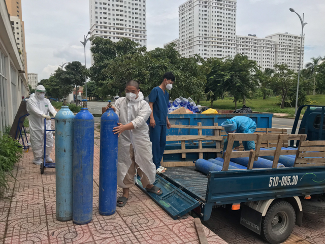 Cứu thêm gần 200 người từ những bình oxy miễn phí do chùa Giác Ngộ hỗ trợ