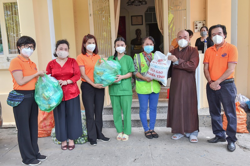 Chùa Giác Ngộ - Quỹ ĐPNN: Trao Tặng Vật Tư Y Tế Và Nhu Yếu Phẩm Cho Bảo Tàng Phụ Nữ Nam Bộ